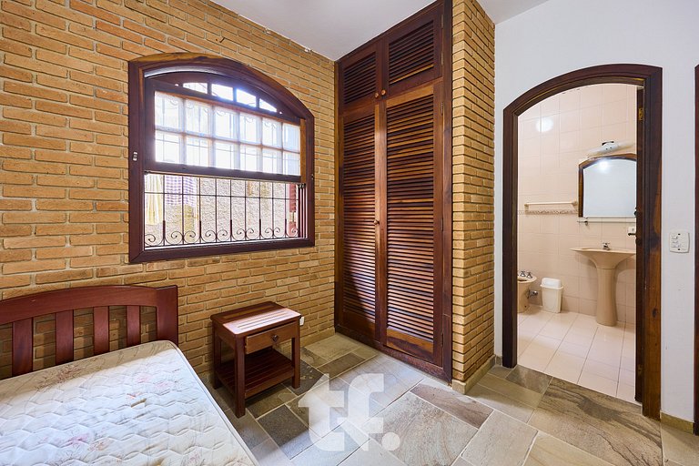 Linda Casa com Piscina no Condomínio Pedra Verde