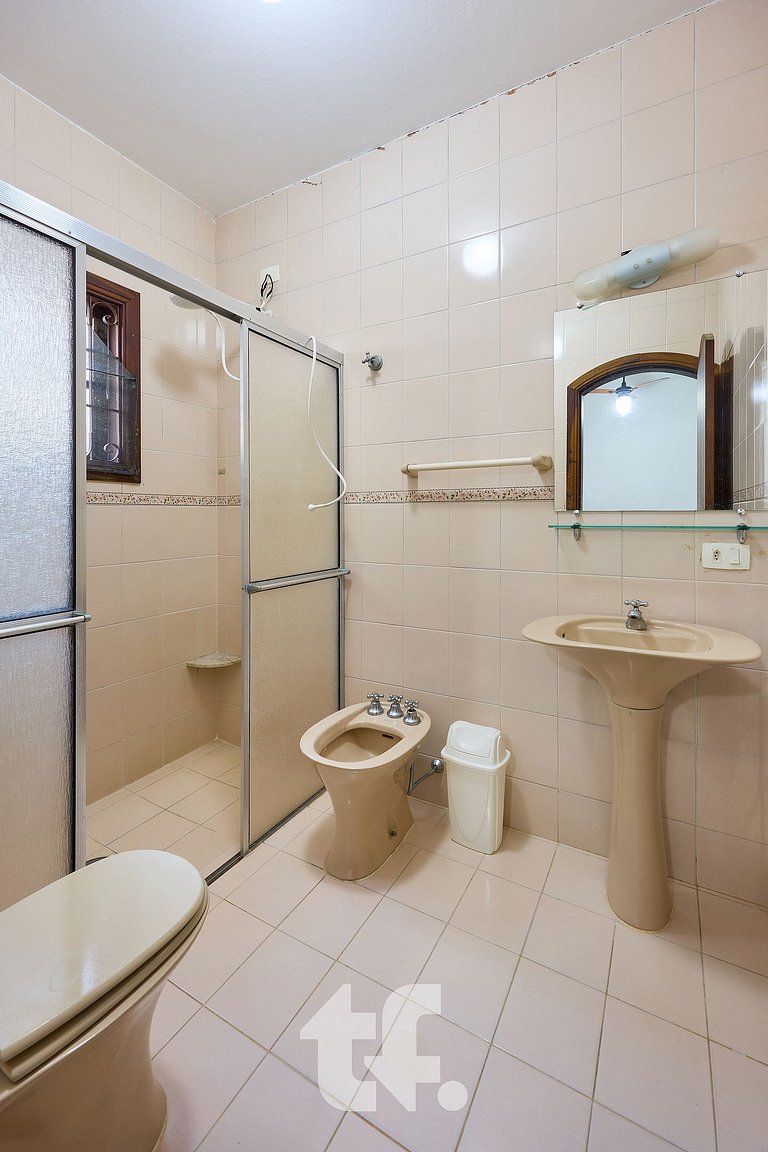 Linda Casa com Piscina no Condomínio Pedra Verde
