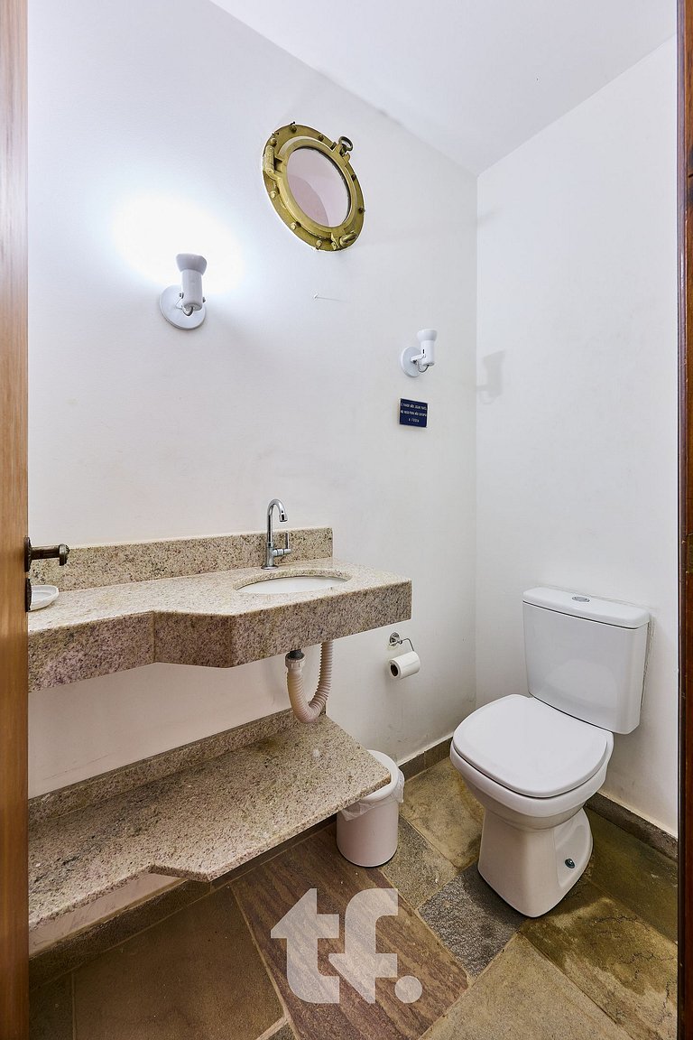 Linda Casa com Piscina no Condomínio Pedra Verde