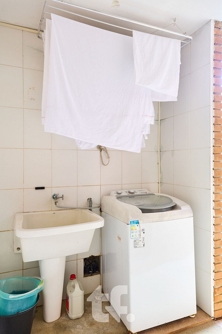 Linda Casa com Piscina no Condomínio Pedra Verde