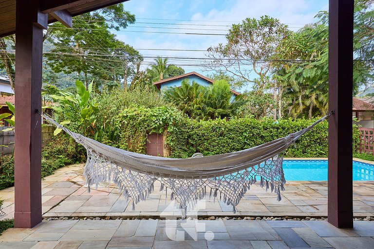 Linda Casa com Piscina no Condomínio Pedra Verde