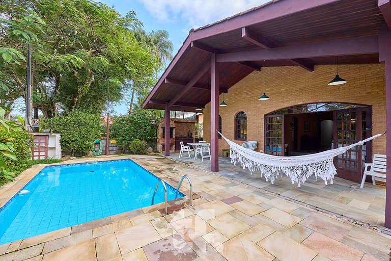 Linda Casa com Piscina no Condomínio Pedra Verde