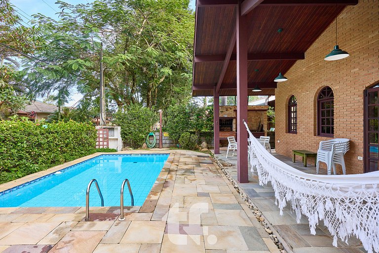 Linda Casa com Piscina no Condomínio Pedra Verde
