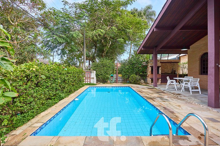 Linda Casa com Piscina no Condomínio Pedra Verde