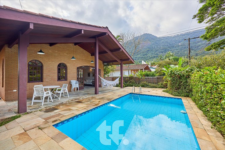 Linda Casa com Piscina no Condomínio Pedra Verde