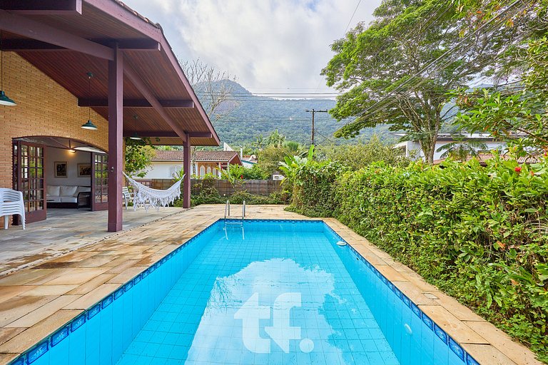 Linda Casa com Piscina no Condomínio Pedra Verde
