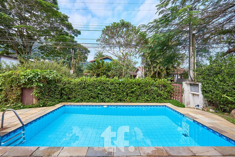 Linda Casa com Piscina no Condomínio Pedra Verde