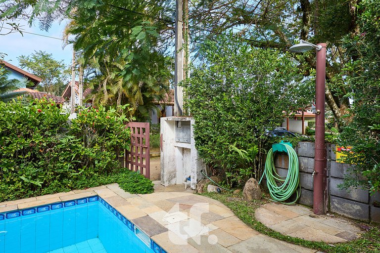 Linda Casa com Piscina no Condomínio Pedra Verde
