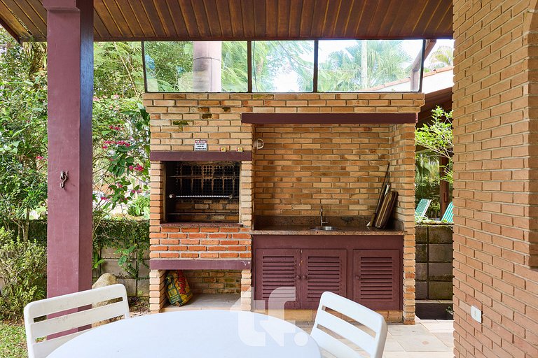 Linda Casa com Piscina no Condomínio Pedra Verde