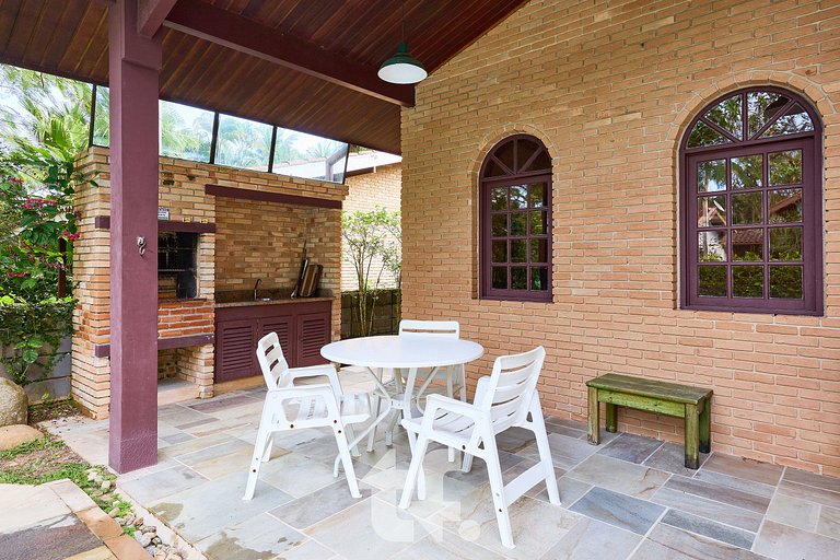 Linda Casa com Piscina no Condomínio Pedra Verde