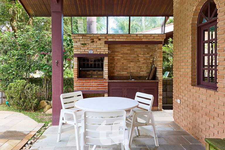 Linda Casa com Piscina no Condomínio Pedra Verde