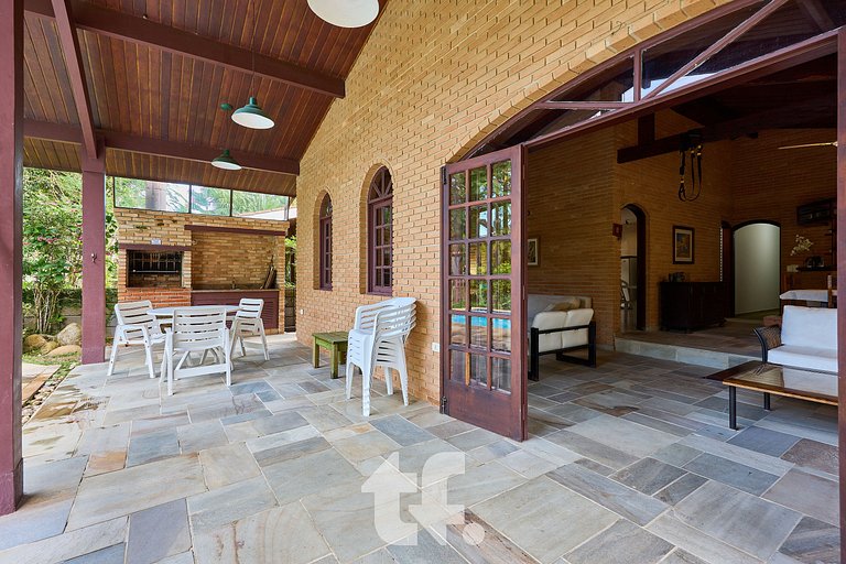 Linda Casa com Piscina no Condomínio Pedra Verde