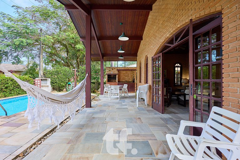 Linda Casa com Piscina no Condomínio Pedra Verde